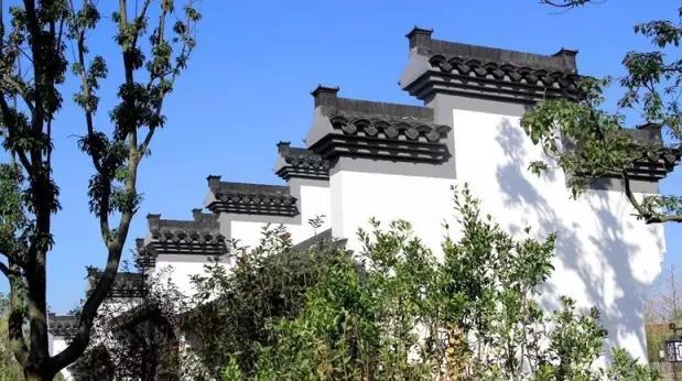 “青磚小瓦馬頭墻，回廊掛落花格窗”—領(lǐng)略馬頭墻的風(fēng)韻