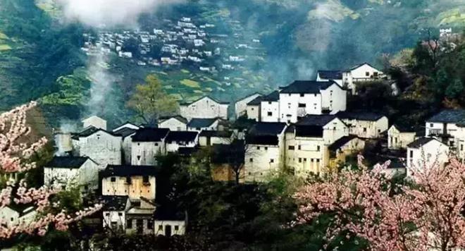 片片青瓦，如書卷般悄然翻開